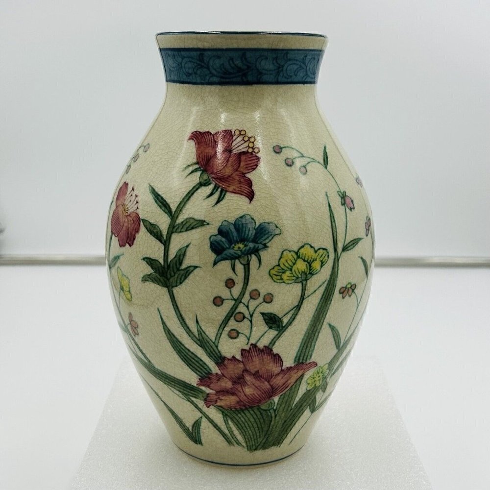 Andrea by Sadek Hand Painted Porcelain Vase Fleur de Chantilly #6604 9” Tall